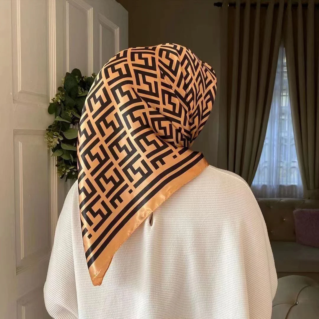 Lenço de seda 90cm cetim Malay casual. Elegância e conforto para o dia a dia. Macio e versátil, ideal para diversas ocasiões e estilos. — foto 20