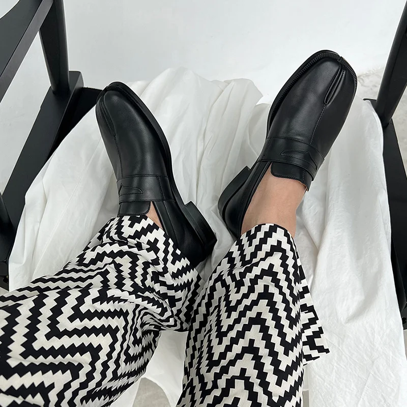 Split Toe Women's Horseshoe Flat Shoes — photo 2