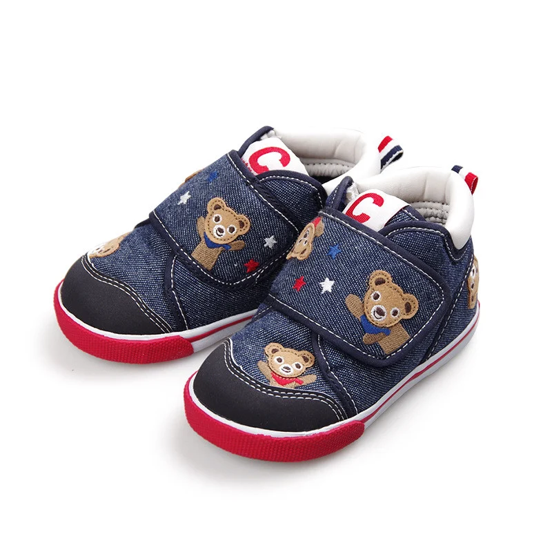 Sapatos infantis para bebês e crianças pequenas. Conforto, segurança e estilo para os primeiros passos e brincadeiras diárias. Solas antiderrapantes e fáceis de calçar. — foto 6