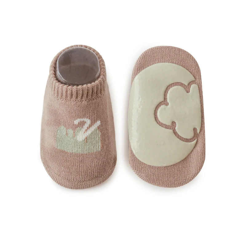 Calcetines de suelo infantiles de dibujos animados a la moda para niños. Cómodos, antideslizantes, perfectos para casa y mantener los pies calientes y protegidos. — foto 3