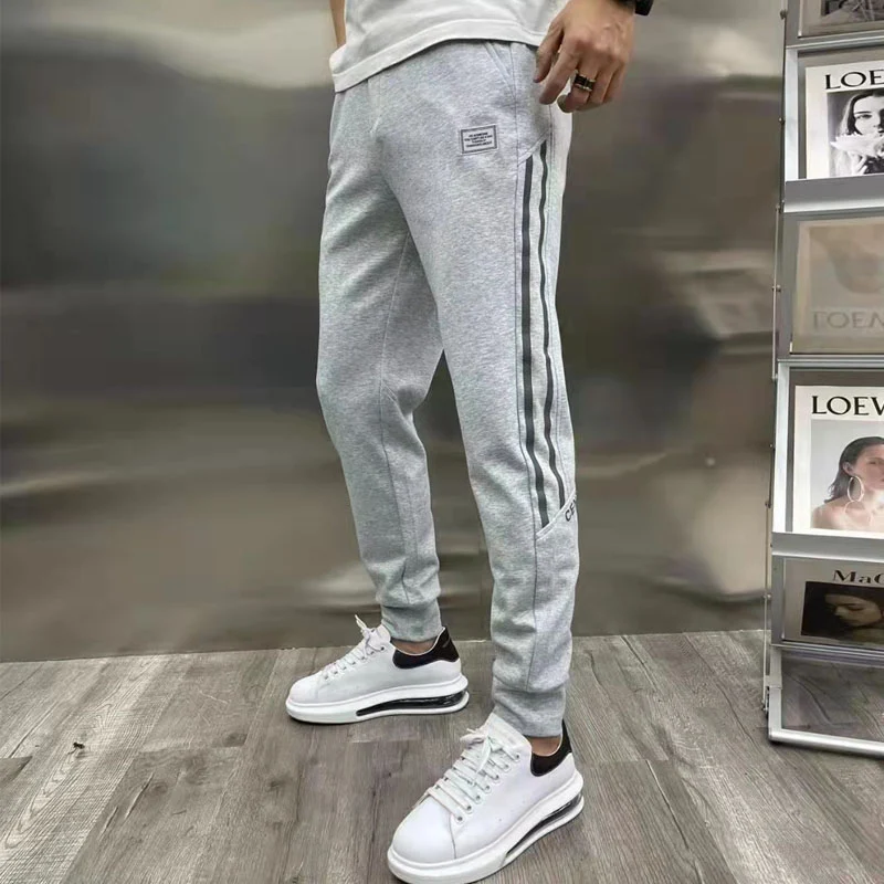 Slanke en veelzijdige sweatpants voor optimaal comfort en stijl. Perfect voor sport, vrije tijd of gewoon om lekker in te relaxen. — foto 1