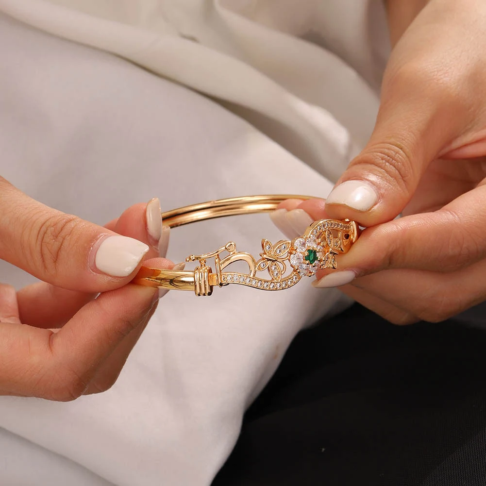 Pulseira vintage com design de borboleta vazada e strass, joia fashion para mulheres que buscam elegância e sofisticação em seus looks. — foto 4