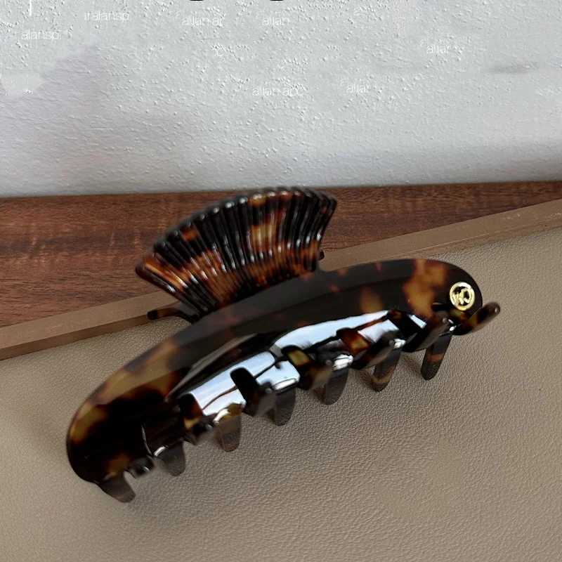 Title 2, Vintage Haifisch-Clip mit Leopardenmuster in un...