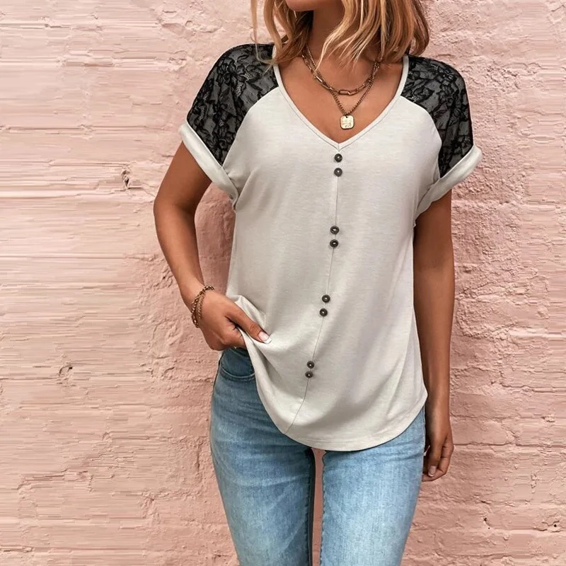 Blusa feminina com decote em V, costura de renda, botão, manga curta casual de verão, perfeita para um look leve e confortável. — foto 5