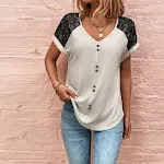 Blusa feminina com decote em V, costura de renda, botão, manga curta casual de verão, perfeita para um look leve e confortável. — foto 5