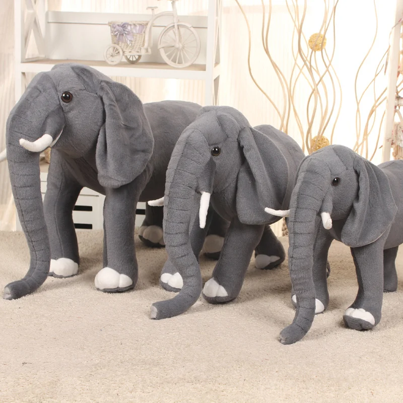 Peluche elefante di simulazione, un giocattolo morbido e realistico per bambini. Perfetto per abbracciare, giocare e stimolare l'immaginazione. Un amico tenero. — foto 2