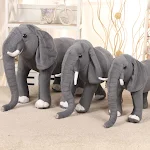 Peluche elefante di simulazione, un giocattolo morbido e realistico per bambini. Perfetto per abbracciare, giocare e stimolare l'immaginazione. Un amico tenero. — foto 2