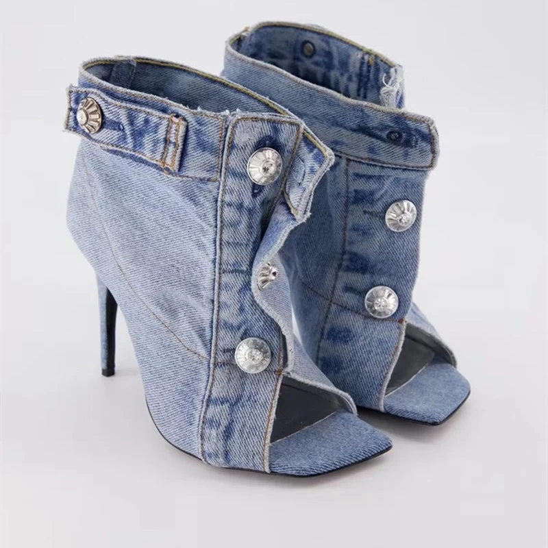Bota curta salto alto com rebites, tecido jeans, cano curto, ideal para looks modernos e estilosos, adicionando um toque de ousadia. — foto 5