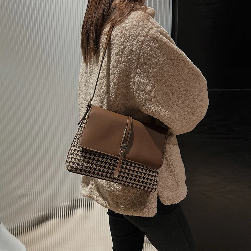 Bolso Cuadrado Pequeño Simple con Estampado de Leopardo de Invierno para Combinar Colores Perfecto para un Look Elegante y Funcional — foto 3
