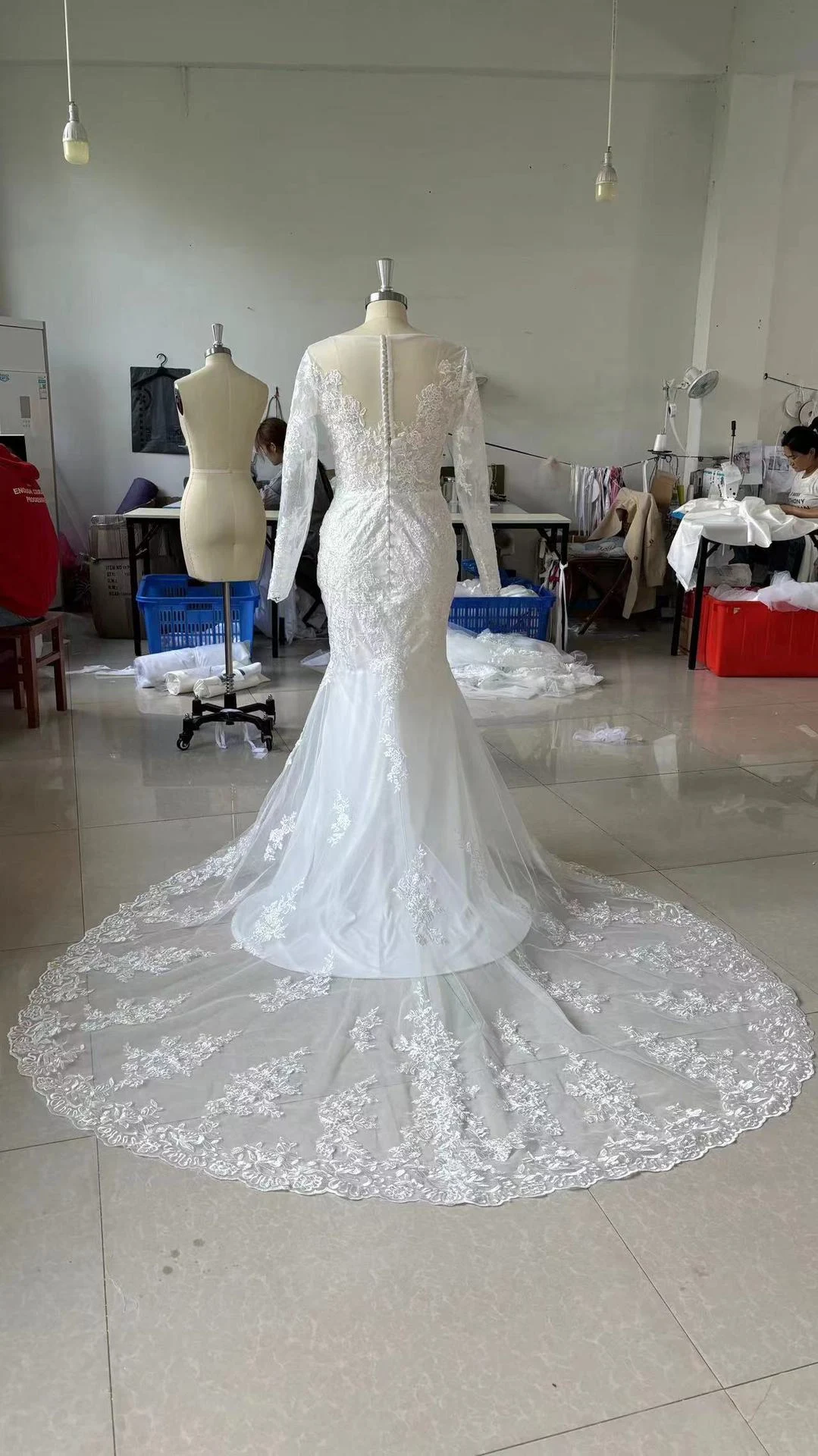 Diepe V-hals fishtail trouwjurk, sexy, modieus, stijlvol en flatterend, perfect voor een elegante en onvergetelijke bruiloft. — foto 4