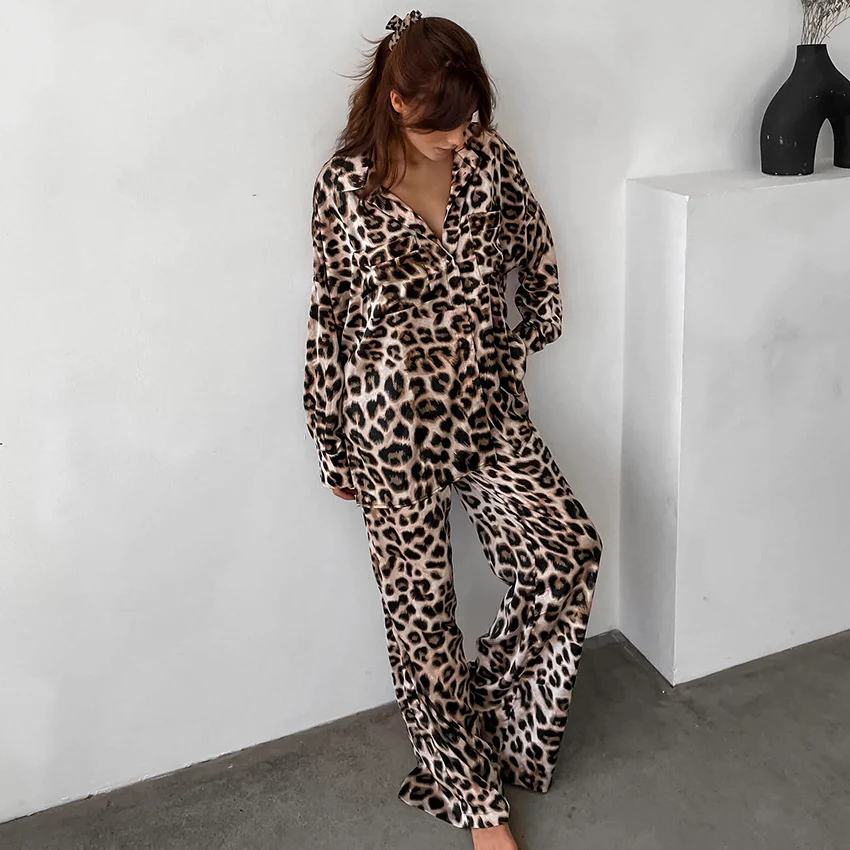 Title 5, Conjunto de pijama com estampa de leopardo de d...