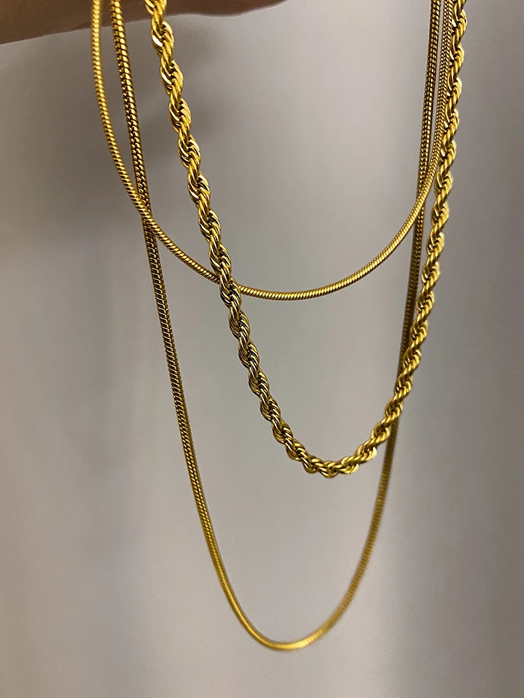 Title 3, Colar de aço titânio 18K banhado a ouro, três c...