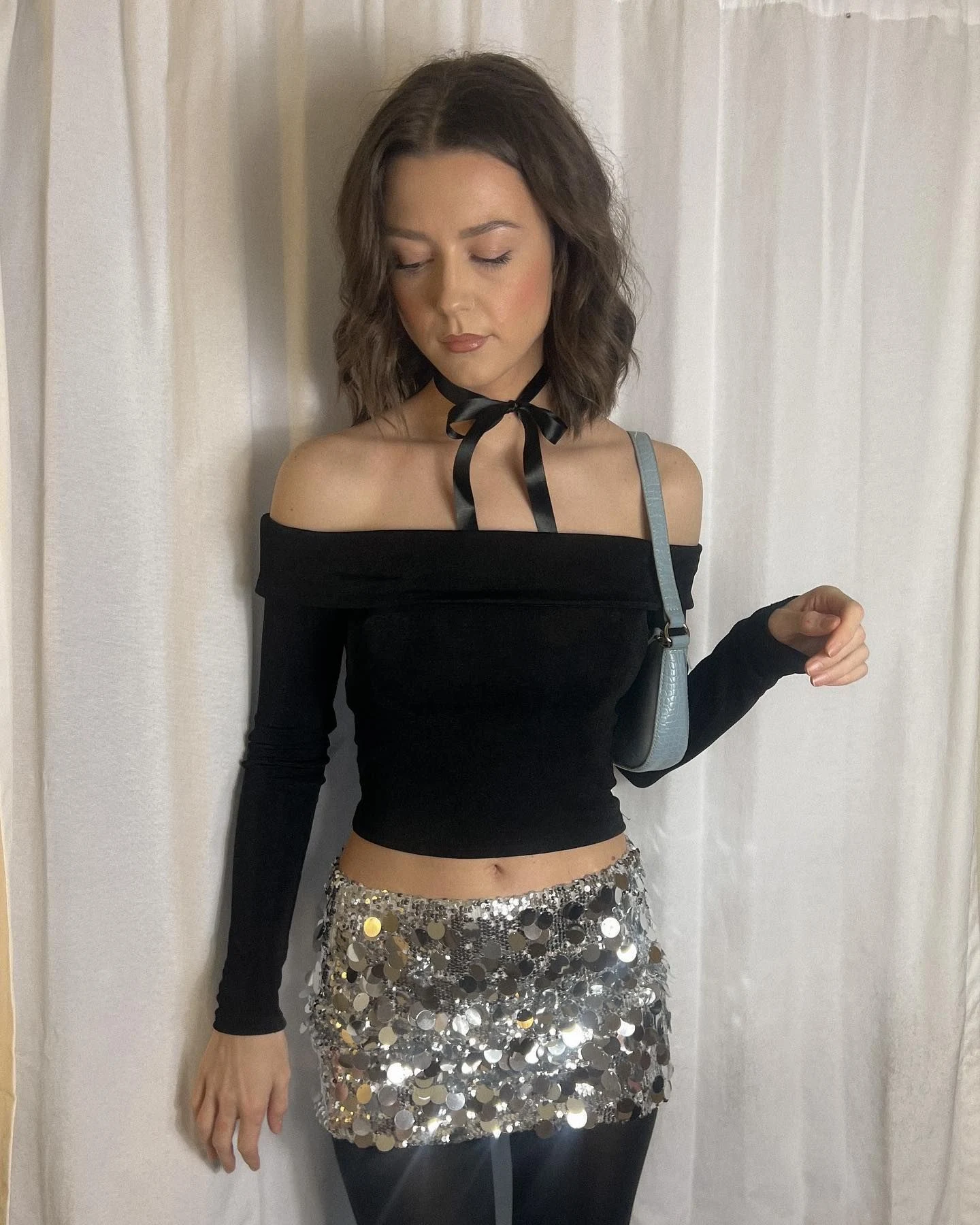 Saia curta fashion feminina com lantejoulas irregulares, ideal para criar looks estilosos e brilhar em festas e eventos. — foto 7