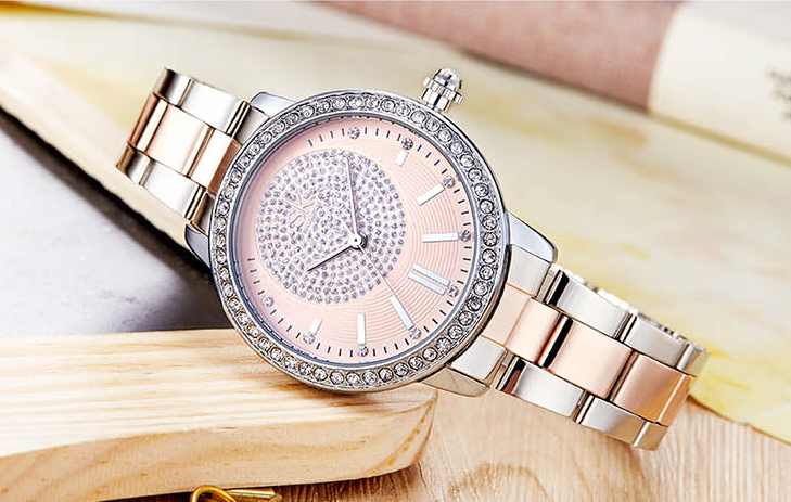 Relógio de negócios feminino de aço com diamantes, luxuoso e funcional. Elegância e precisão para a mulher de sucesso. — foto 4