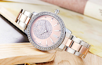 Relógio de negócios feminino de aço com diamantes, luxuoso e funcional. Elegância e precisão para a mulher de sucesso. — foto 4