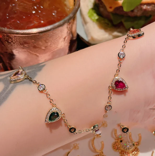 Colar Retangular com Gema de Gota de Água Vermelha Romã e Banho de Ouro 18K, Sofisticação e Beleza para Você. — foto 1