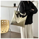 Große, tragbare Schultertasche mit Struktur und Glanz. Weiches PU-Material, geräumig und perfekt für den täglichen Gebrauch und Berufspendler. — foto 21