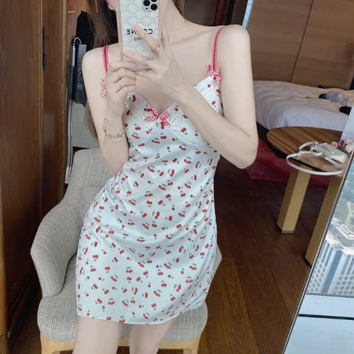 Vestido Coreano Sexy com Alças e Detalhe de Borboleta, Ideal para um Look Atraente e Feminino. Perfeito para Noite e Ocasiões Especiais — foto 2