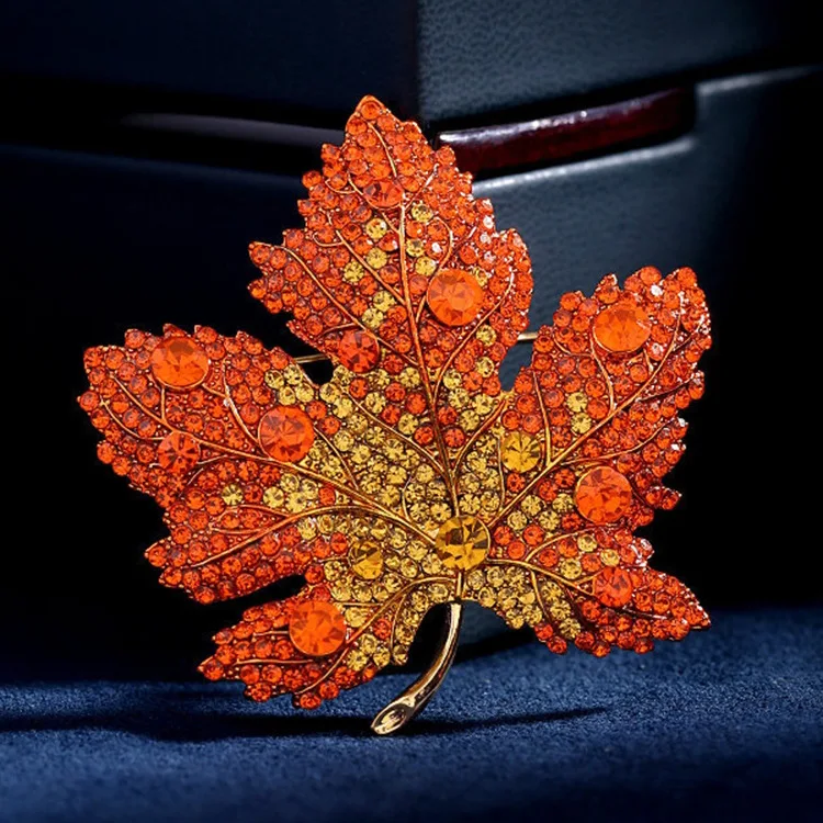 Broche de Folha de Bordo com Gradiente Azul Elegante e Fashion para um Visual Sofisticado. O Acessório Perfeito para Adicionar Charme. — foto 4