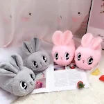 Fofas Pantufas de Coelho de Pelúcia com Olhos Grandes e Algodão Quente. Mantenha seus pés aquecidos e confortáveis com esses sapatos adoráveis. — foto 5