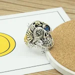 Anel de Caveira Grafite em Prata Esterlina Masculino. Expresse sua personalidade com este anel estiloso e marcante, um acessório de moda. — foto 2