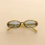 Óculos de sol infantis com proteção UV, retrô e formato côncavo. Proteção e estilo para os olhos das crianças sob o sol. — foto 4