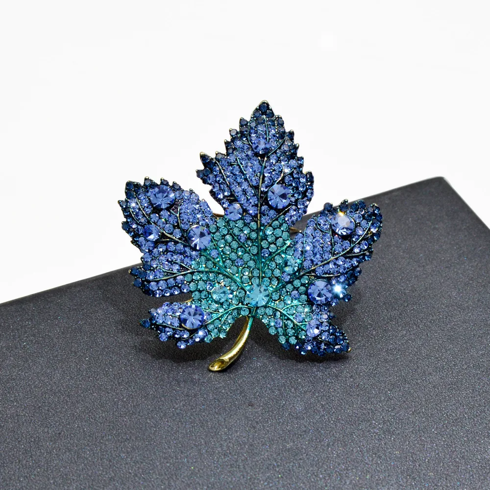 Broche de Folha de Bordo com Gradiente Azul Elegante e Fashion para um Visual Sofisticado. O Acessório Perfeito para Adicionar Charme. — foto 1