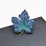 Broche de Folha de Bordo com Gradiente Azul Elegante e Fashion para um Visual Sofisticado. O Acessório Perfeito para Adicionar Charme. — foto 1