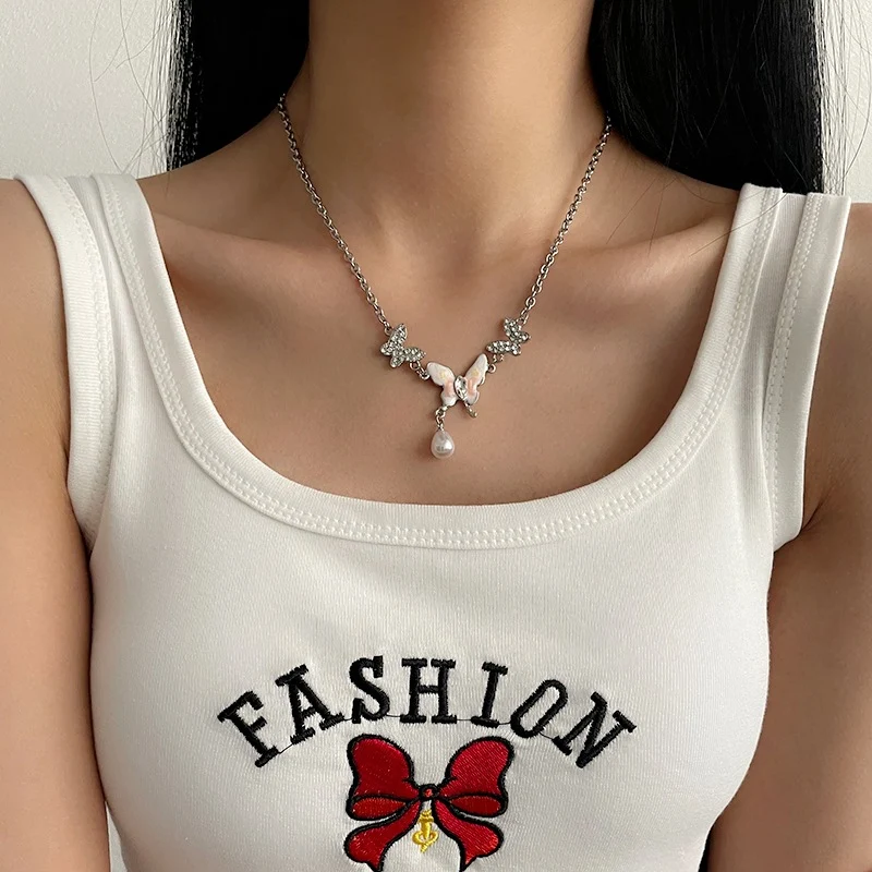 Colar com pingente de pérola e borboleta colorida, elegância para mulheres. Adicione brilho e estilo ao seu visual, um acessório perfeito e charmoso. — foto 4