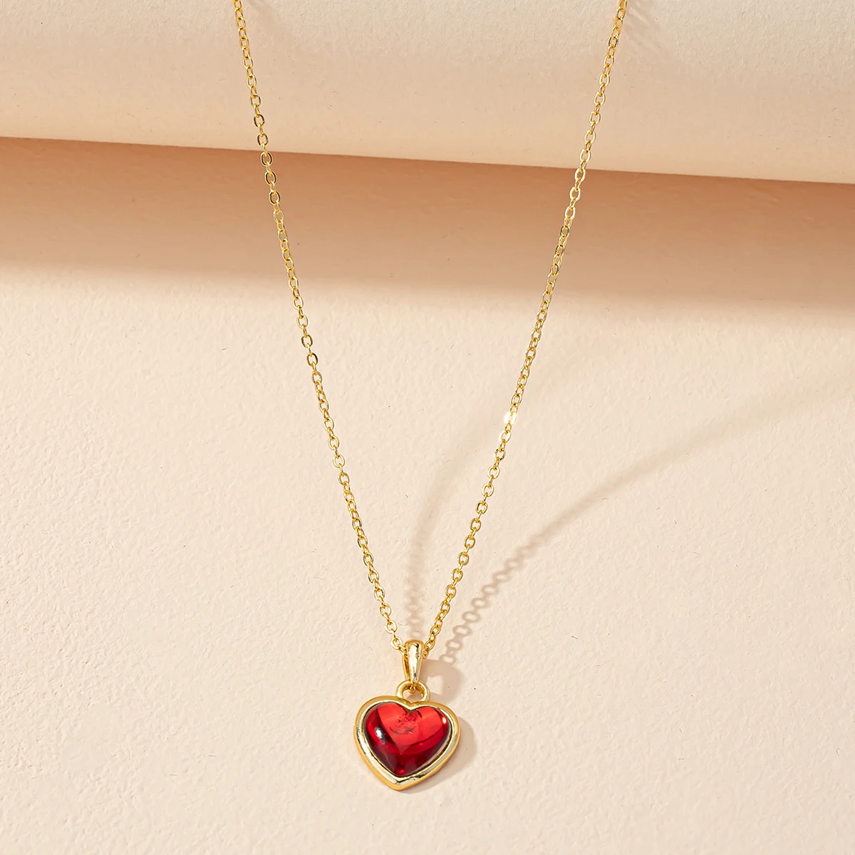 Colar com pingente de coração elegante vintage feminino. Adicione um toque romântico e sofisticado ao seu visual com este colar charmoso e atemporal. — foto 12