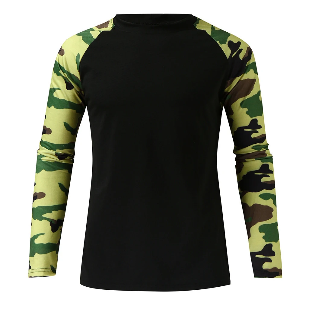 Camiseta masculina com manga camuflada, gola redonda e corte ajustado em cor lisa. Perfeita para um visual moderno e confortável. — foto 2