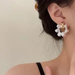 Brincos dourados para mulheres com design de círculo de pérolas irregulares. Acessório elegante e sofisticado para realçar sua beleza. — foto 11