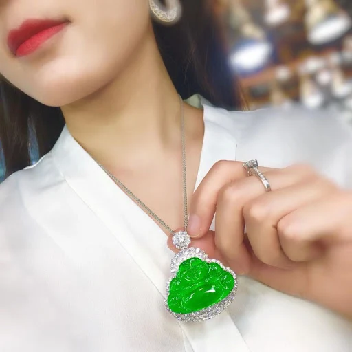 Title 4, Colar com pingente de jade verde natural Maitre...