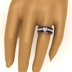 Bague trois couches en forme de cœur de rubis, cadeau romantique idéal. Exprimez votre amour avec ce bijou élégant et durable pour elle. — photo 1