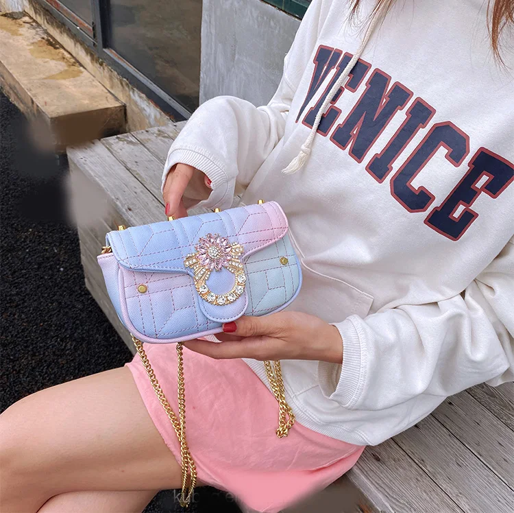 Bolso de cadena rombo pequeño para mujer, con remaches, bandolera arcoíris, un hombro, mensajero, ideal para lucir un estilo único. — foto 2