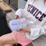 Bolso de cadena rombo pequeño para mujer, con remaches, bandolera arcoíris, un hombro, mensajero, ideal para lucir un estilo único. — foto 2