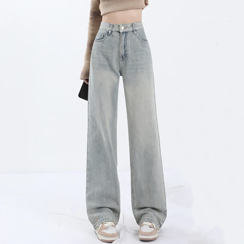 Jeans de mujer de cintura alta, lavado azul claro. Diseño moderno, cómodos y favorecedores. Perfectos para looks casuales y elegantes. — foto 3