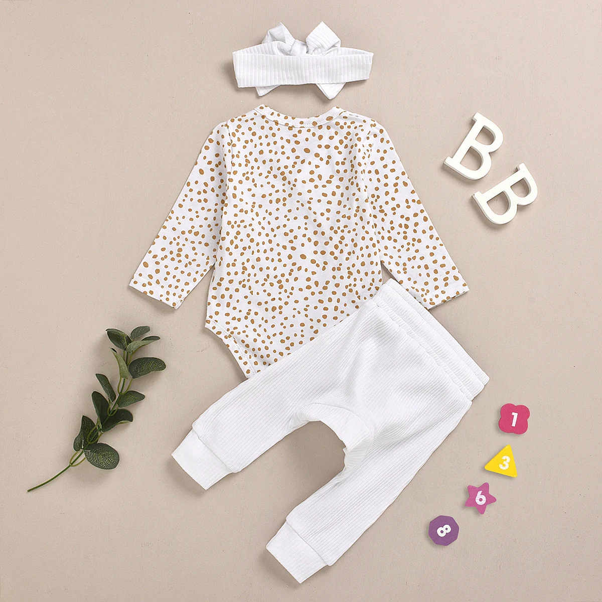 Lange mouwen katoenen ribstof driedelig setje voor baby's en peuters. Zacht, comfortabel en perfect voor dagelijks gebruik. — foto 6