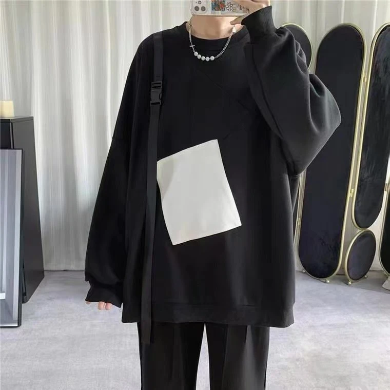 Moletom masculino preto e branco com patches e design estiloso. Conforto e personalidade para um visual moderno e único. — foto 2