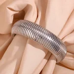 Pulseira de Corrente de Cobra Elástica Larga Banhada a Ouro 18K Aço Titânio, Design Elegante e Confortável. — foto 6