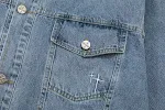 Giacca in denim American High Street con ricamo di lettere — Capo in denim elegante e confortevole per l'uso quotidiano, con ricamo di lettere distintivo. — foto 14