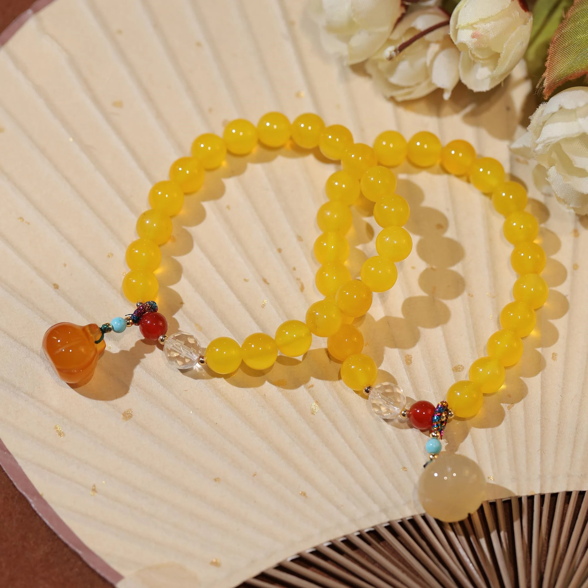 Pulseira de ágata amarela simples feminina com pingente de abóbora, acessório fashion e charmoso. — foto 2