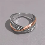 Anel masculino com padrão de concha simples, ideal para o uso diário, um acessório elegante e discreto que complementa qualquer estilo e ocasião. — foto 9