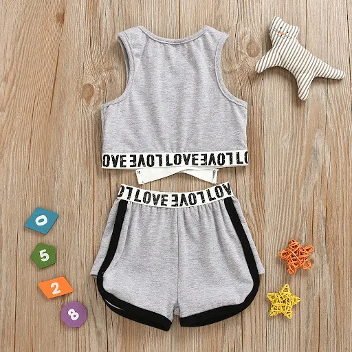 Title 3, Conjunto de top sem mangas e shorts com estampa...