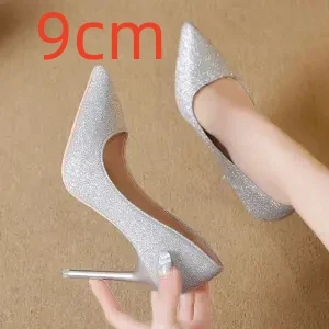 Salto alto prateado para mulheres com sexy design francês em mesh preto e lantejoulas vermelhas. Perfeito para arrasar. — foto 2