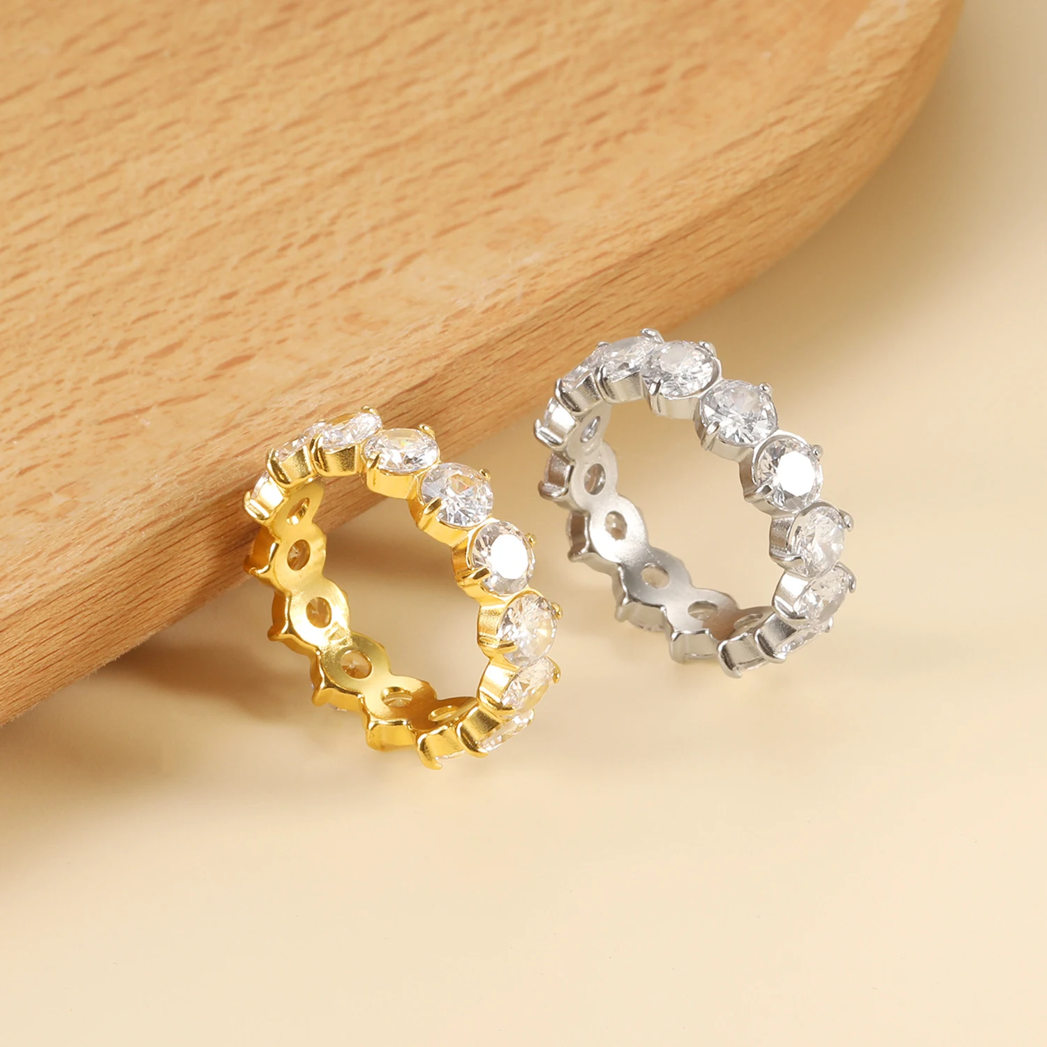 Anel de zircônia europeu e americano para mulheres. Design moderno e elegante. Joia perfeita para realçar a beleza e estilo feminino. — foto 2