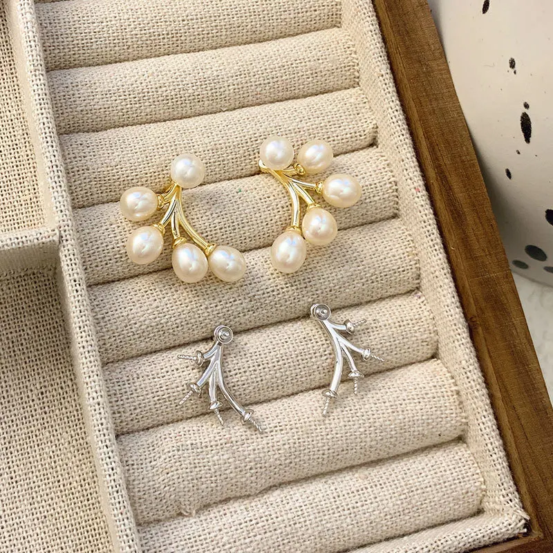 Brincos femininos simples de prata esterlina com pérolas. Elegância atemporal para mulheres. Jóias minimalistas para uso diário, perfeitas para qualquer look. — foto 1