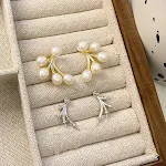Brincos femininos simples de prata esterlina com pérolas. Elegância atemporal para mulheres. Jóias minimalistas para uso diário, perfeitas para qualquer look. — foto 1