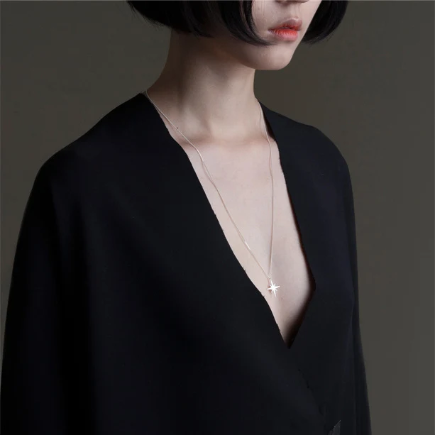 Suéter curto de moda XINGX com corrente para clavícula feminino. Adicione um toque de elegância simples e realce seu visual com este acessório. — foto 7