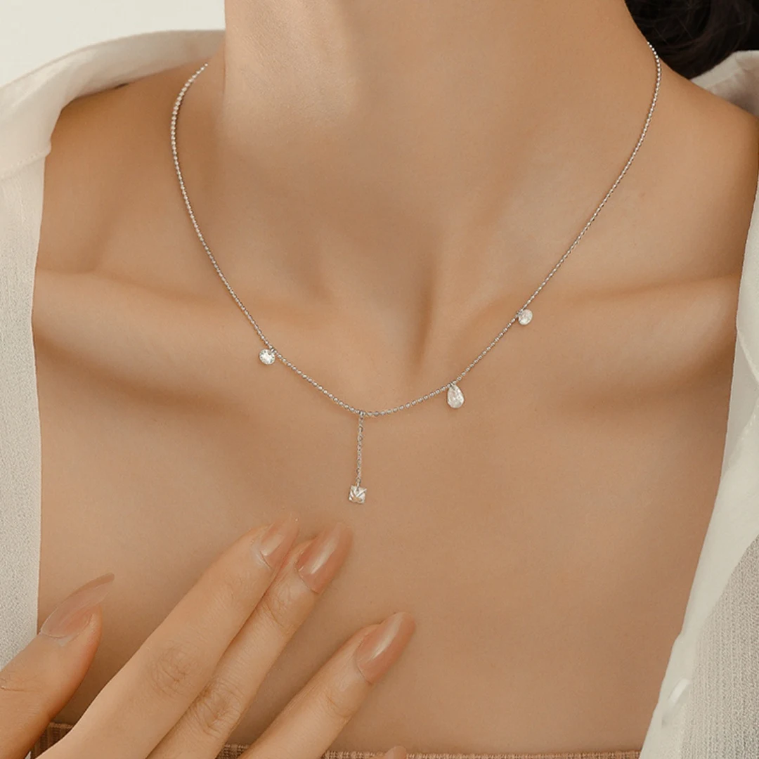 Colar com pingente de borla de zircônia de cristal banhado a platina para mulheres. Adicione glamour e sofisticação ao seu visual com esta joia elegante. — foto 3